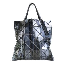 ◎★幾何圖形完美組合|◎★跳脫一般包款框架|◎★品牌魅力無可挑剔品牌:IsseyMiyake三宅一生品牌定位:國際精品背法:肩背包款:購物包顏色:黑色系外層材質:Polyester人造聚酯纖維內層材質