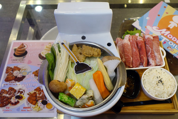 士林打卡餐廳-便所歡樂主題餐廳，士林網美下午茶餐廳，有廚師現點現做好吃餐點，價錢不貴好拍好玩，適合聚會、包場的士林ig打卡餐廳