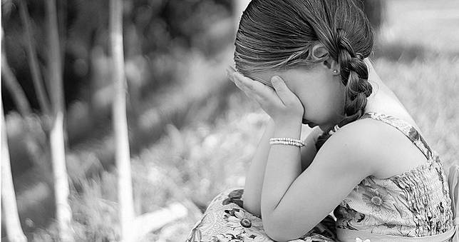 10歲女童腹痛就醫曝「懷孕8個月」　生父竟是15歲親哥