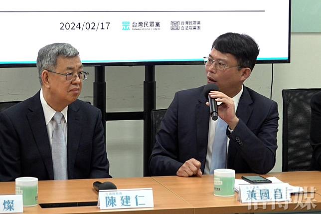 行政院長陳建仁拜會民眾黨團，總召黃國昌當面質疑「赴陸禁團令法源依據」。（攝影／徐岳鋒）