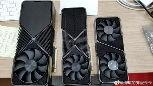 RTX 3090 三槽卡皇裝機照曝光，凶猛到機箱不夠大養不起