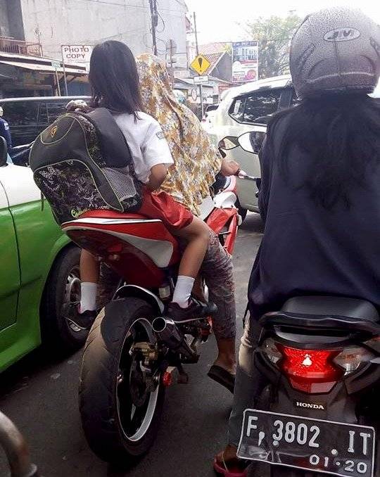 Wih, Ada Emak-Emak Bawa Motor Gede