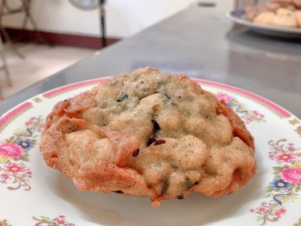 「溪州美食推薦」彰化安心旅遊，現做「蚵仔炒麵/便當/蚵嗲/蘿蔔糕/挫冰/炸粿/菜條/各式湯品」在地美食首選-三條麗華小吃店直擊分享