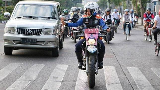 Gambar Cowok Keren Naik Motor Trail Rosaemente Com