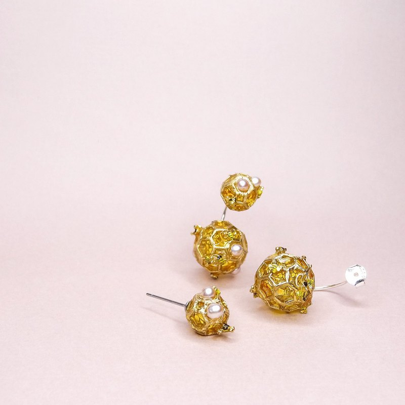 垂涎欲滴的蜂蜜, 與眾多可愛迷你小蜜蜂, 超級寫實的蜂槽與蜂蛋, 讓這甜蜜蜜又可愛的幸福陪伴左右~ 透明鏤空的設計, 因琺瑯將外框折射到球體內部, 看起來像是許多蜂槽在裡面, 多采多姿的生物生態!