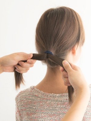 輪っかのヘアゴムで簡単 きれいにできる結び方