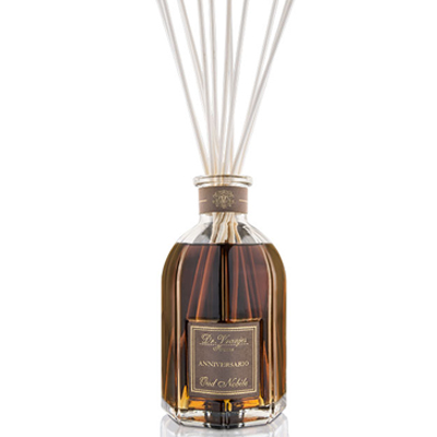 • 萃取稀有的沉香精華油及沒藥為主香調溫潤而清甜，並添加清新的佛手柑和優雅的橙花，創作出神秘而獨特的木質沉香。科學實驗室裡的調香師Dr. Vranjes 家族的故事，得要從他的祖父開始說起。義大利波隆