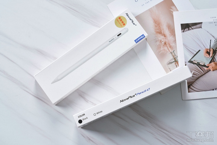 不論是入手哪個顏色的 NovaPlus Pencil A7，外包裝都是白色盒裝，側邊的貼紙會提示使用者購入的顏色。