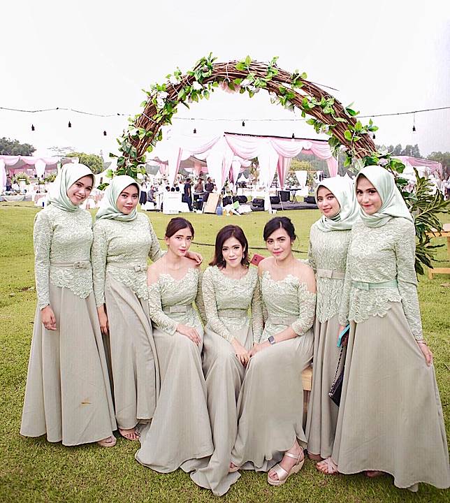 Bridesmaid Hijab Dress Warna Gold Dan Coklat Tua