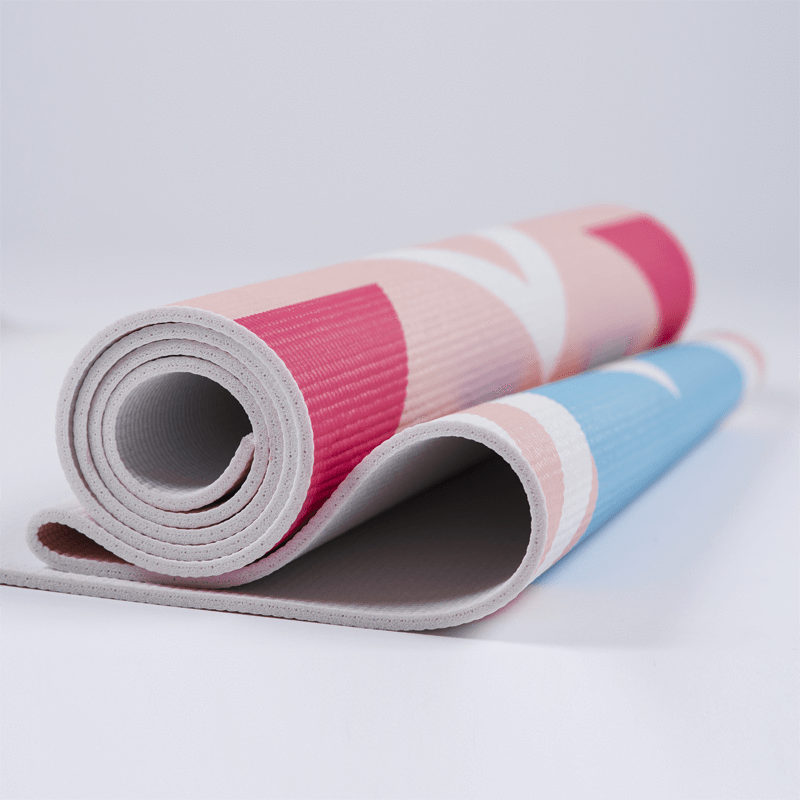 使用說明 較適用於室內 / 初級基礎瑜伽 / 靜瑜珈 / 緩和型態瑜伽。 具基本止滑功能，較會流手汗者，建議使用毛巾輔助。 使用以前，腳底及地板一般清潔，有利後續墊子的清潔。 請勿使用熨斗，洗衣機或浸