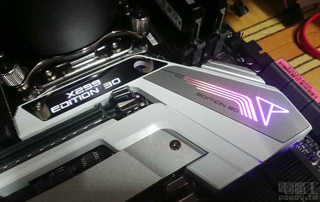 Prime X299 Edition 30 主機板 2 吋 LiveDash OLED 與晶片組可定址 RGB LED 燈光效果。