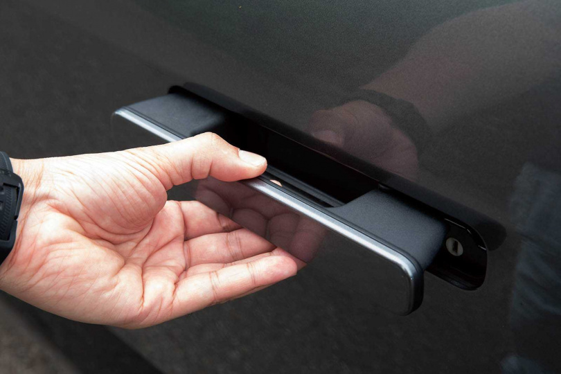 當達到一定車速或者鎖車後，車門手把就會自動隱藏。（圖／黃耀徵攝）