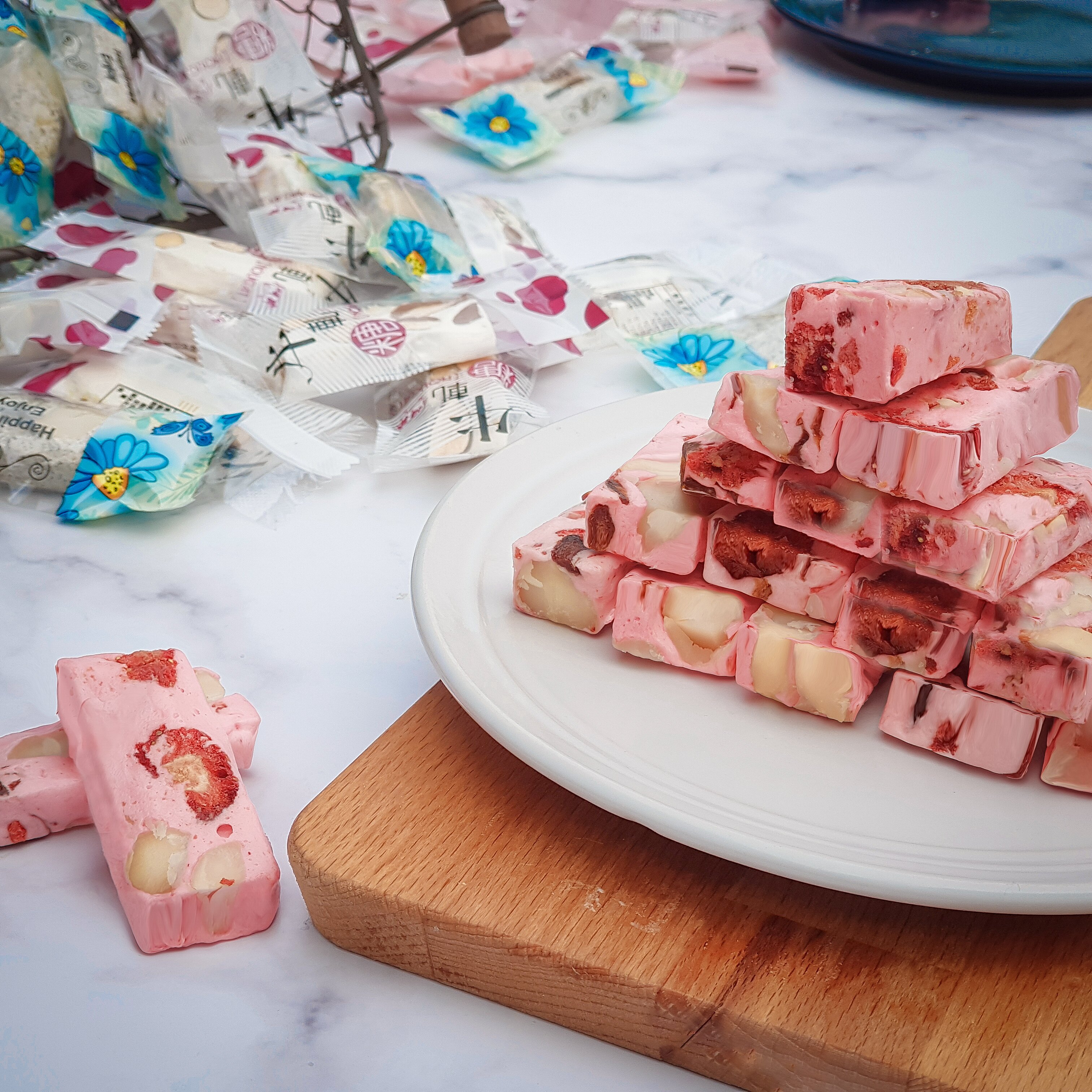 【草莓夏威夷豆】牛軋糖３００克袋裝/刷嘴零食/手作餅乾/下午茶/點心/甜點-湘禾烘焙坊