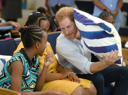 8 Foto Ini Jadi Bukti Kalau Pangeran Harry Itu Keren & Nggemesin