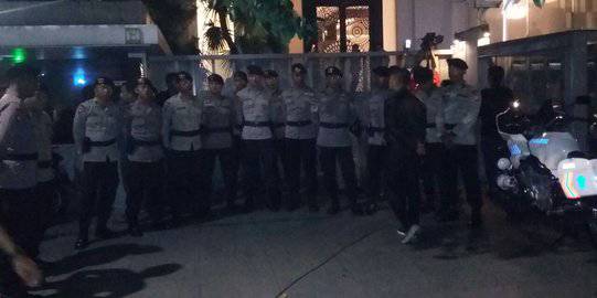 Penyidik KPK dan personel Brimob sambangi rumah Setya Novanto