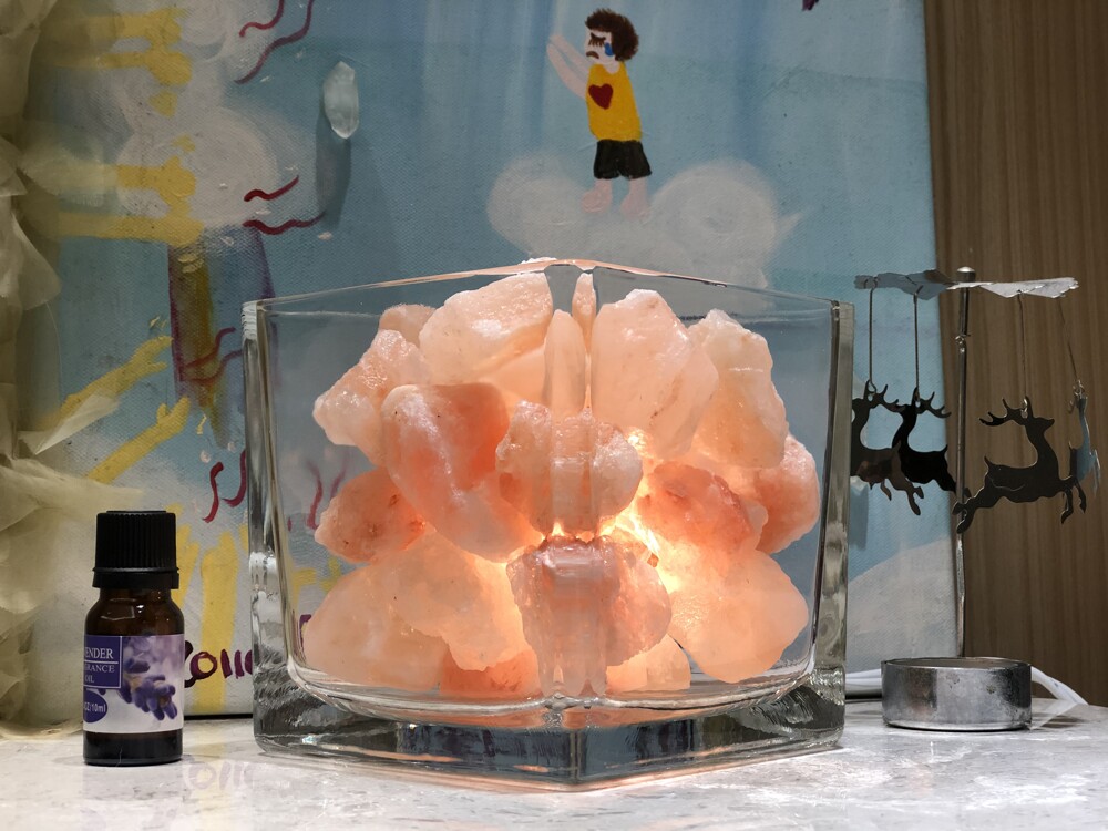 精油和鹽燈是釋放溫暖和舒緩情緒的兩大法寶對平衡五感甚至找回自我有異曲同工的效果 鹽燈加上精油兼具嗅覺觸覺以外的五感覺受不只讓空間營造出浪漫柔和的光氣息進一步地舒緩情緒產自喜馬拉雅山的鹽晶礦製成的鹽燈在