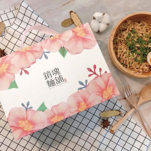 【商品特色】 銷魂麵舖開店迄今，短短半年多的時間，累積了超過近數萬人次吃過，瘋潮不斷的銷魂麵。這碗讓人吃了會回味，不吃會想念的銷魂麵，秘密在於號稱【辣油界愛馬仕】的銷魂辣油。 銷魂辣油是混合著數十種配