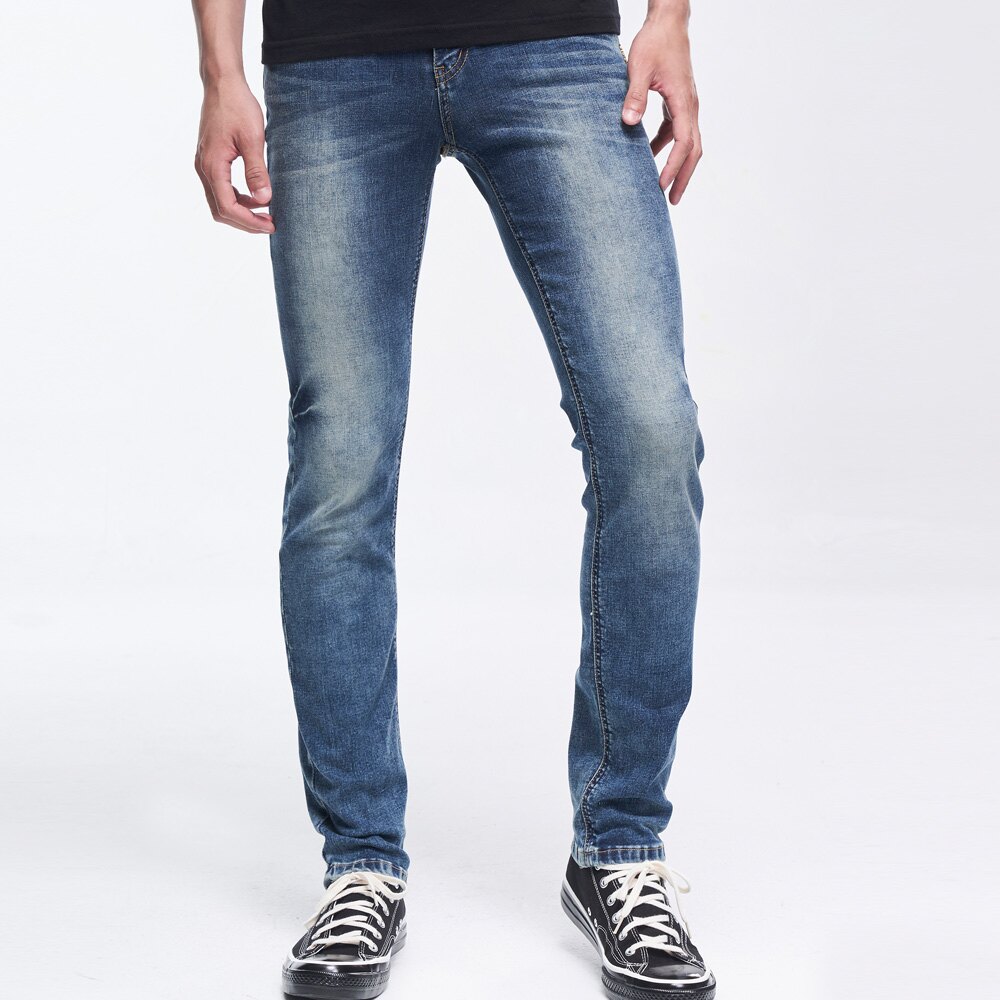 全天候涼爽舒適的機能丹寧面料 【COOLMAX ALL SEASON】 具透氣吸排的功能，且易於護理，全天候舒適，天氣寒冷時布料會將皮膚表面 的汗液蒸發，保持身體乾燥同時亦保持溫暖感覺。