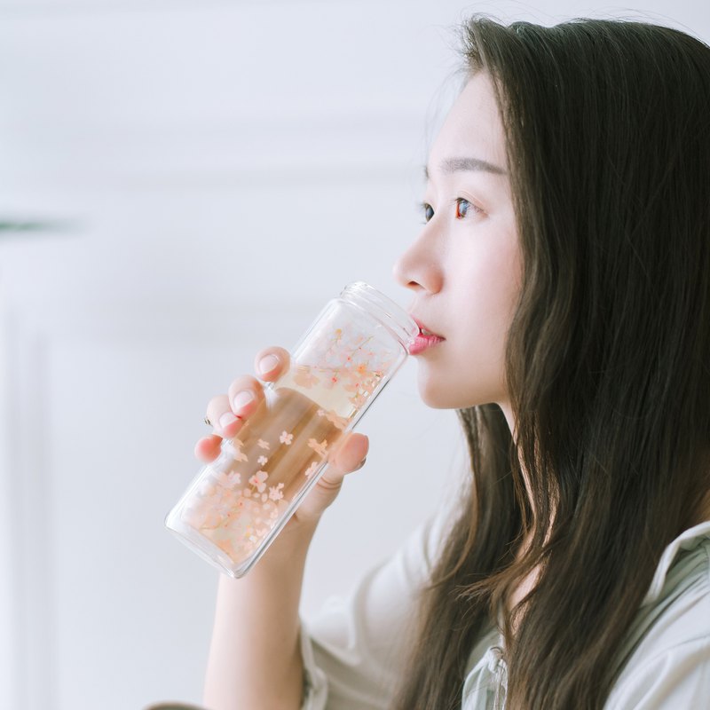 【第一次來的朋友記得關注我們，有優惠券喔】 【台灣訂單會從台灣寄出，不需要實名認證】 【茶葉浸泡太久，不但會變得苦澀，而且對身體有害】 櫻花/蒲公英兩款設計。高硼矽玻璃製造。獨立的茶格設計，可以靈活控