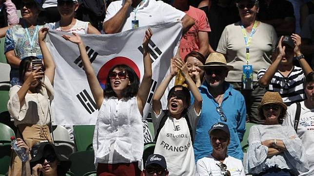 Puluhan suporter asal Korea Selatan datang langsung ke Rod Laver Arena untuk mendukung Chung Hyeon saat melawan Tennys Sandgren. (REUTERS/Edgar Su)