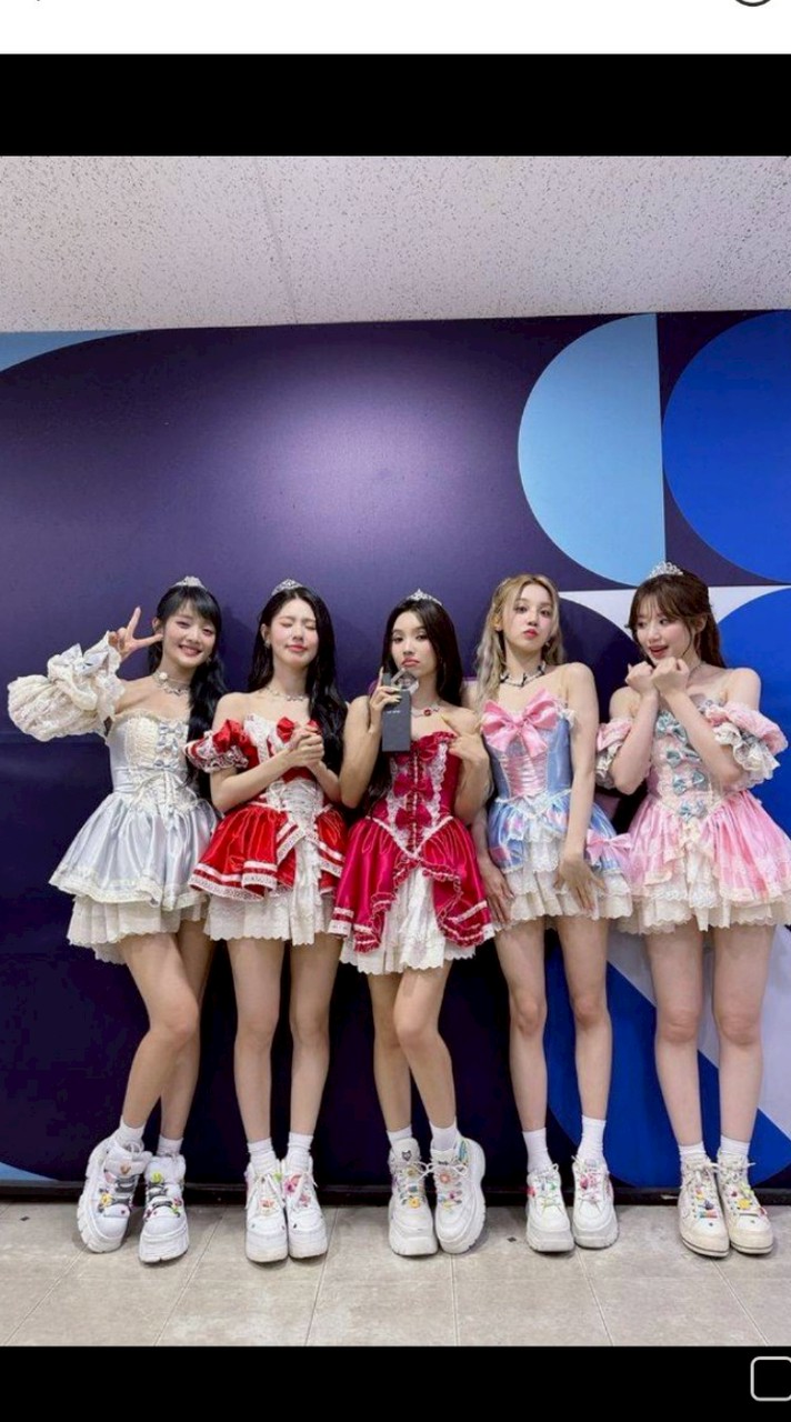 kpop收卡、出卡、投喂、送圖、聊天群、可找主管包材代購ㄛ~~（沒事去看看記事本）