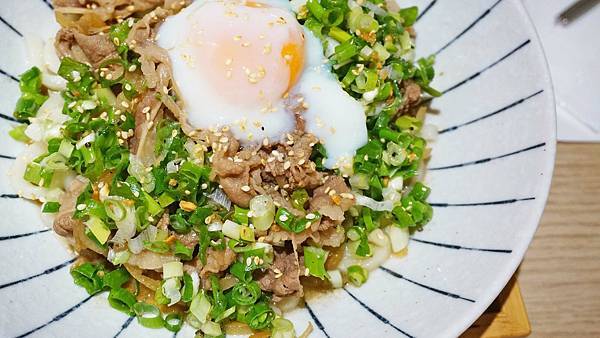 【林口美食】主丼飯食.烏龍麵-只要99元就能吃到美味的牛肉丼飯，還有小菜、湯、飲料，ＣＰ值超高！