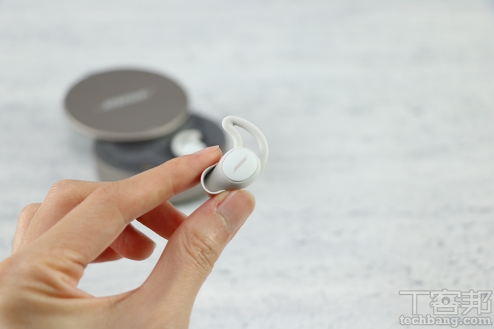 Bose 表示新一代銷造耳塞套使用了更柔軟舒適的材料，使得耳道密閉效果再上一層。▲ 除了出廠時已經預先安裝在耳機上的 2 號耳塞外，亦隨盒提供 1 號最小尺寸與 3 號最大尺寸的耳塞選擇。