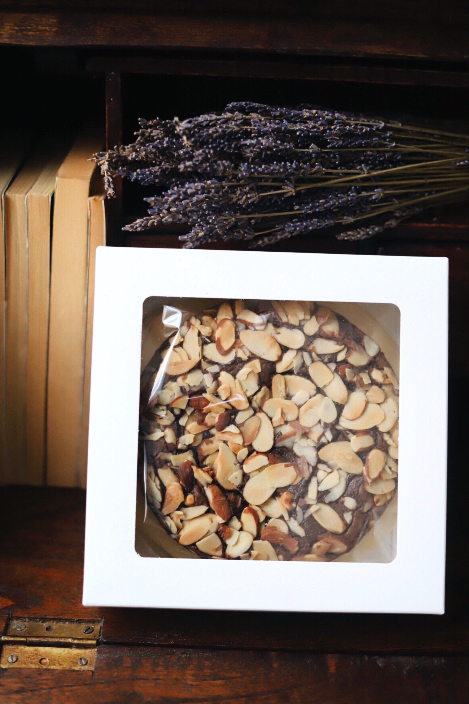 杏仁布朗尼蛋糕 Almond-Crusted Brownie Cake