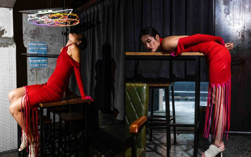 BOTTEGA VENETA 高領挖背針織流蘇洋裝／74,100元、蠟白鉤織小牛皮高跟鞋／53,100元（圖／莊立人攝）