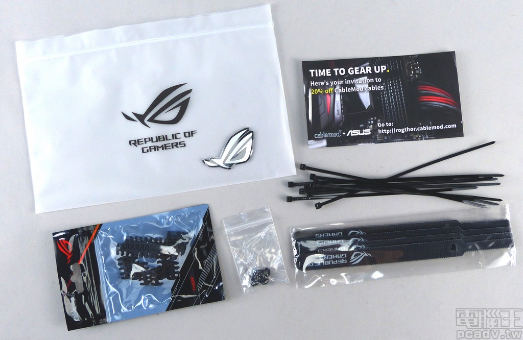 零配件包提供一次性束線帶、魔鬼氈束線帶、固定螺絲、理線梳、CableMod 8 折券，敗家之眼金屬貼紙當然不能放過