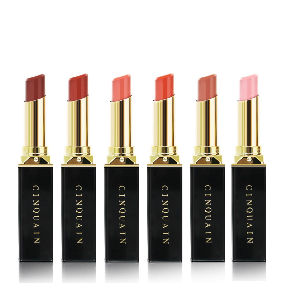 極致絲滑：延展性佳不卡唇色，富含橄欖油、荷荷芭油。．滋潤豐唇：玻尿酸囊球、膠原蛋白、維生素E添加。．雙重玫瑰：百搭玫瑰絕美顯色，玫瑰香甜漾宜人。成分 : 玻尿酸、乳木果油、橄欖果油、野芒花油、西洋接骨