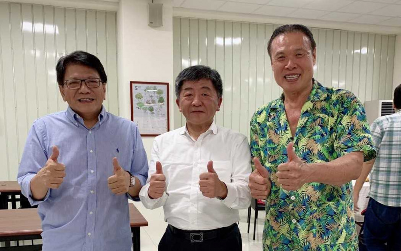 屏東縣長潘孟安（左起）、陳時中部長、阿發師開心合影。(圖／翻攝自佳珍海產餐廳粉絲專頁)