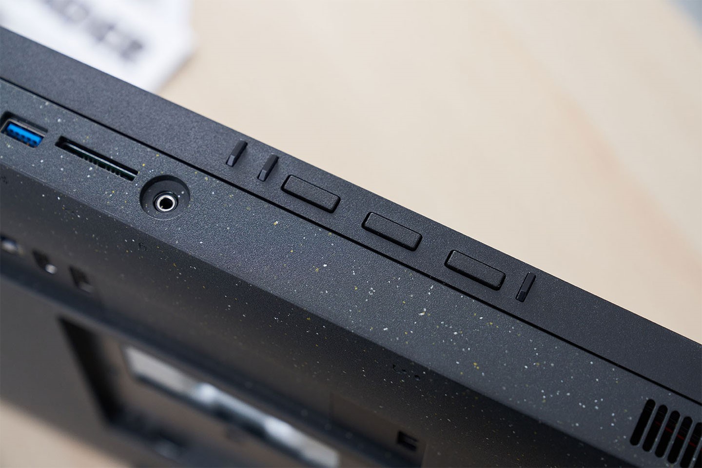 另一邊則有三組功能鍵，由左至右分別對應螢幕的亮度調整、OSD 選單以及電源鍵。