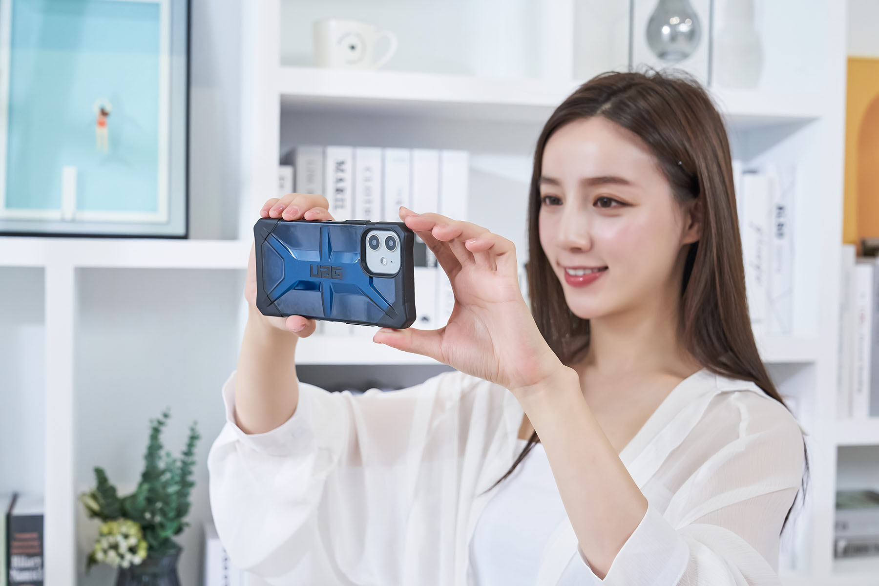 UAG 透色系列的外型與頂級、實色系列相仿，不同之處在於背板採半透明設計。