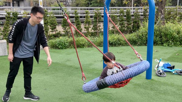 【台北景點】白雲公園-小孩愛不釋手，三種不同類型溜滑梯及多種盪鞦韆的特色公園