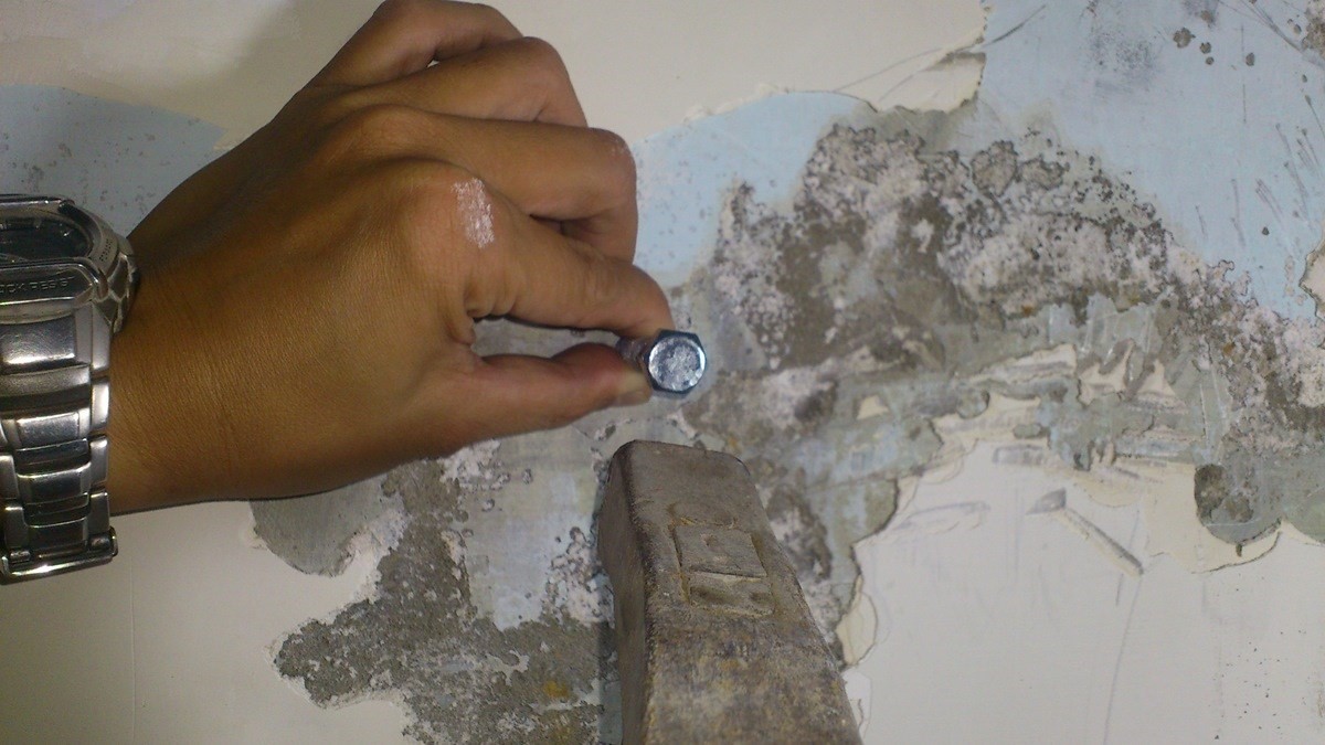 把六角螺絲圓形底部平貼於平整水泥砂漿壁面，用鐵槌用力敲擊，觀察壁面留下的敲擊痕跡，來判別是軟硬質皮膚。