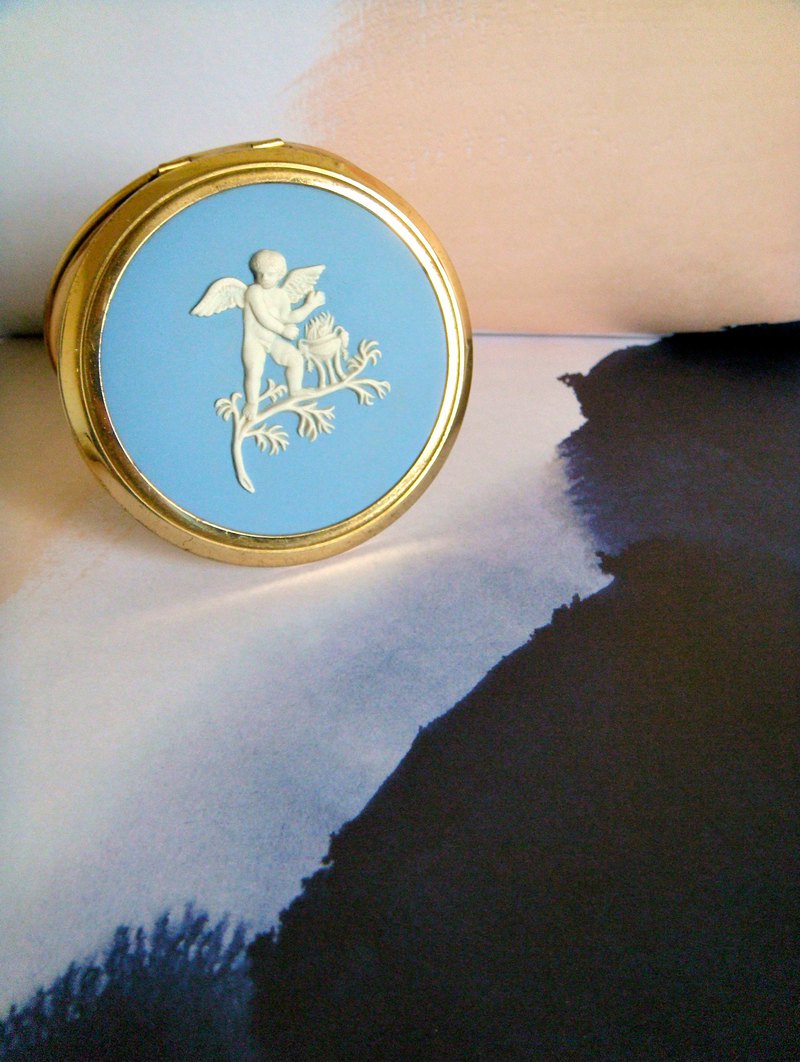 我們主要販售歐美古董珠寶配件、傢飾品等。商品圖均為實物拍攝，品況如圖，礙於系統制式提供有限，其商品相關資料皆以『商品介紹』中內文為主。因每人對物件外觀及使用條件的判斷認知標準不同，請看清楚商品圖文資料