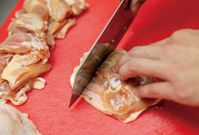 .上午從市場買回新鮮食材，分切好後，準備出攤。（圖／宋岱融攝）