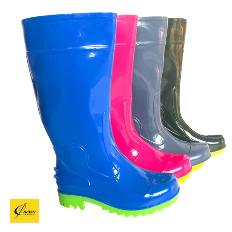 ⭐️特長不加價！限量販售⭐️產品名稱：【CROWN JEWELS皇力牌】男用特長雙色雨鞋● 產品顏色：天空藍/深藍/軍綠/鐵灰/馬卡龍粉（共五色）● 產品材質：鞋面/100%環保無毒PVC 鞋底/環保無毒PVC+NBR(合成橡膠)● 筒高：約39公分（依尺碼大小變動）● 其他簡介：內裡布:高密度排汗針織布● 優點：1. 柔軟度佳，雙腳舒適好穿脫2. 高止滑、高耐寒、高耐磨3. 環保材質，不含有毒塑化劑4. 經實驗室檢測，不含重金屬、不含偶氮、不含游離甲醛5. 可當工作鞋、登山鞋、園丁鞋6. 鞋身特長版，長度較一般雨鞋更長，更完整包覆雙腳7. 獨家限定版，讓您雨眾不同尺碼： 9.5/ 10/ 10.5/ 11/ 11.5（尺碼對照表如圖示）因超商取件有材積限制, 一張訂單只能寄兩雙, 如三雙以上請選擇郵寄或分次下單, 謝謝!#CROWN皇力牌