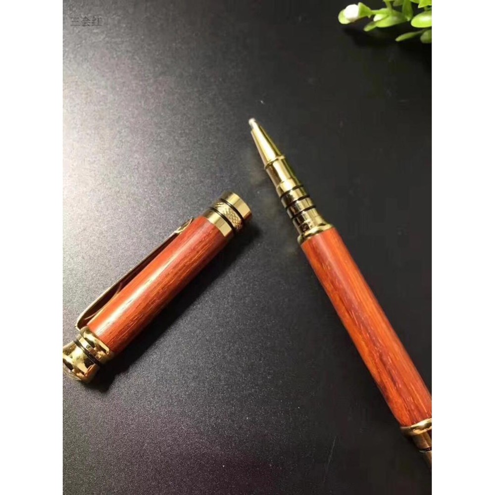 寶貝品名兩用筆 寶貝規格筆身長14cm 直徑1.1cm 寶貝配件禮盒1個 禮品袋1個 鋼筆芯1支 寶貝類型鋼筆 圓珠筆 簽字筆 商務禮筆 兩用工藝筆 寶貝材質非洲小葉紫檀血檀印度小葉紫檀 寶貝寓意高格