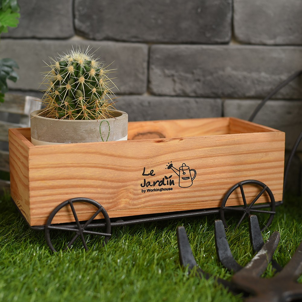 #生活工場 #WORKINGHOUSE【產品特色】‧ 可用於居家庭院及咖啡廳‧ 除放置盆栽亦可當擺飾，收納物品‧ 推車外型設計，豐富庭園景觀【商品規格】內容物：花架*1個尺寸：長33 x 寬12.5 