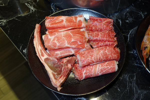 台北聚餐火鍋吃到飽-嗨蝦蝦百匯鍋物吃到飽，罐裝啤酒喝到飽，單點級水準火鍋吃到飽，頂級和牛、生蠔、盒裝冰品吃到飽