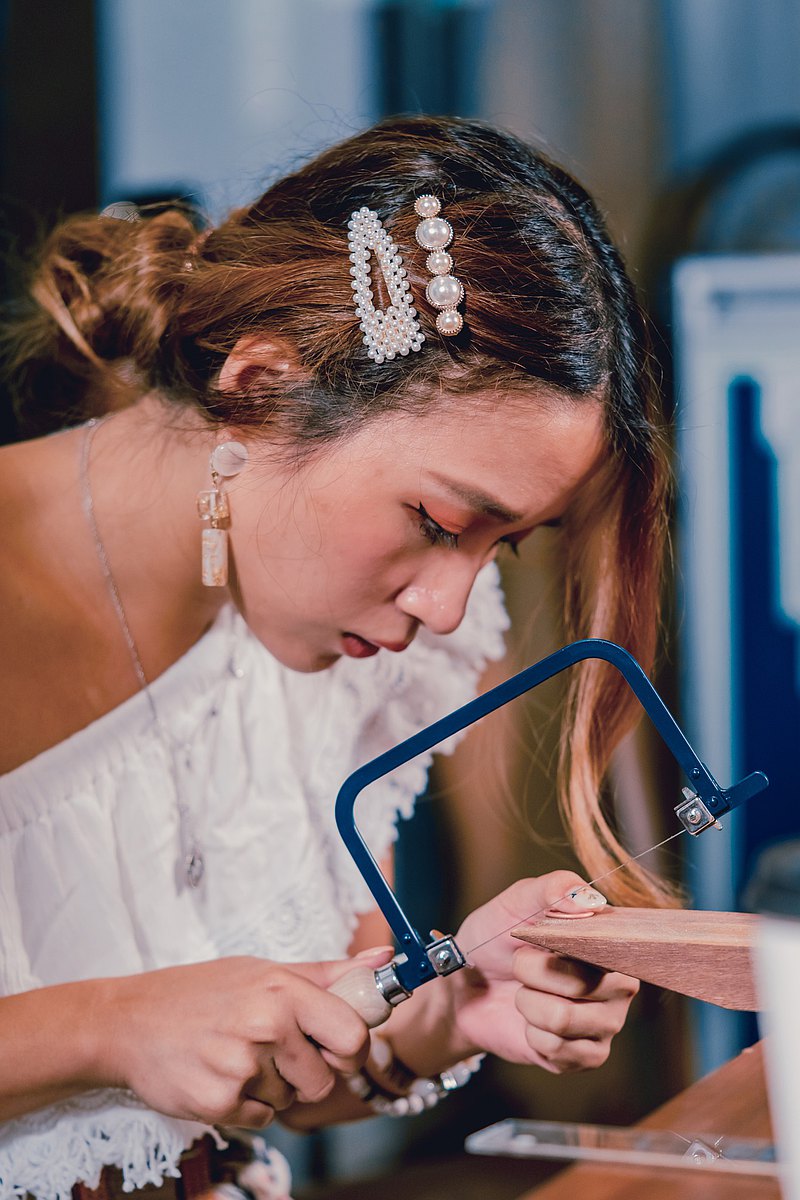 課程與環境舒適的咖啡廳Dotel合作，採用咖啡廳獨立包廂進行教學特別適合不喜歡吵雜環境、注重隱私的您，課程時間約三個小時，本課程有結繩記事系列、雙圈天然珍珠戒指供選擇，當天可依個人喜好變換排列、搭配。