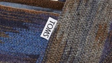 穿在腳上的披肩！TOMS暖男貼心雙選擇，絨毛披肩款讓你穿在腳底，暖在心裡～