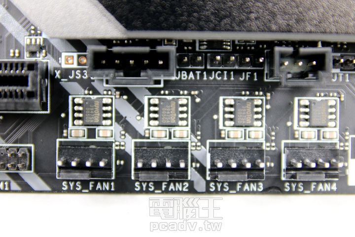 而在常見的USB、Type C連接埠外，MAG X570 TOMAHAWK WIFI主機板內建TBT（5 PIN）、RTD3（3 PIN）兩種不同規格的接頭，可以讓玩家安裝Thunderbolt 3擴充卡來擴充輸出入介面。 ▲ 在音效部分，MAG X570 TOMAHAWK WIFI主機板採用Realtek ALC 1200晶片，支援Audio Boost 4音效模組，並搭配多個Chemi-Con日系音效電容來提供玩家最佳的音樂體驗。 ▲ MAG X570 TOMAHAWK WIFI主機板在IO背板上，從左上到右下分別是Flash BIOS按鈕、PS/2鍵盤滑鼠連接埠、USB 2.0連接埠 x 2、Wi-Fi無線天線SMA接頭（2T2R）、USB 3.2 Gen 1 連接埠 x 2、HDMI連接埠、USB 3.2 Gen 2 連接埠、USB 3.2 Gen 2 連接埠（Type-C）、2.5 G有線網路、USB 3.2 Gen 2 連接埠 x 2，以及5個音源輸出入插孔、S/PDIF光纖輸出。 