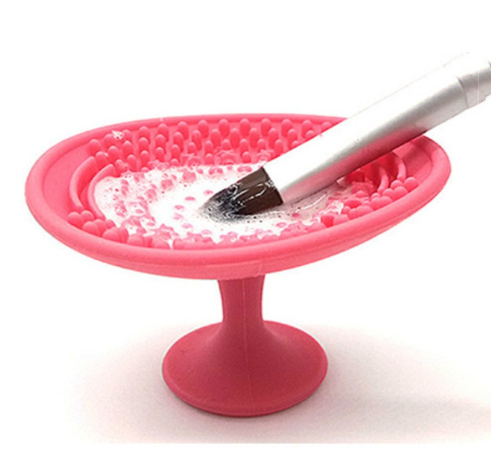 獨家專利，時尚杯型設計，不浪費任何一滴清潔液！兼具清潔/收納/晾曬三用！乾用可抹去多於餘粉，溼用可清潔美妝蛋、彩妝刷等美妝用品維持刷具的乾淨，才能保證上妝的美麗！也能保護臉蛋不被刷上或抹進髒東西歐～