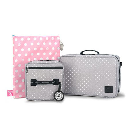 「喜舖xWild Kids 組合式旅行包」系列， 由「行李包」、「可拆式盥洗包」與「絕對防水袋」,「專屬名牌」4件式組合而成， 可依個人使用習慣與需求，任意區隔收納空間，亦能像魔術方塊般靈活變換組合方
