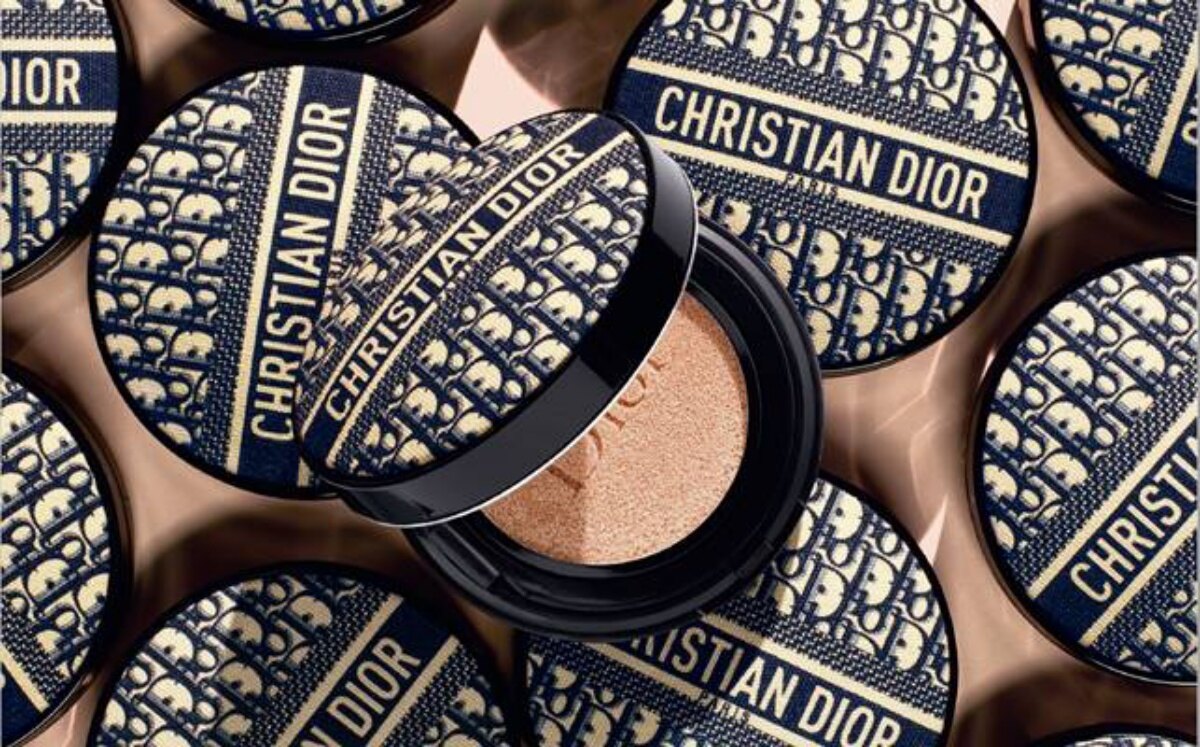 精品級氣墊誕生！Dior推出老花刺繡帆布氣墊，絕美包裝引發熱議 迪奧「超完美柔霧光氣墊粉餅」經典緹花版，台灣「迪奧線上快閃店」限量300個銷售一空！2020年必收的珍藏單品！