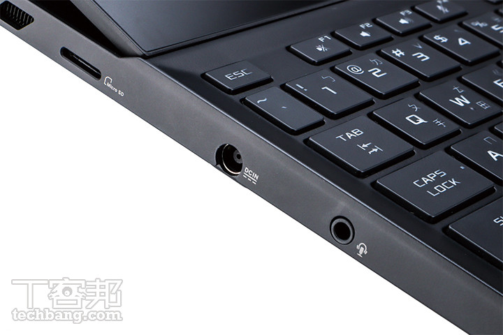 左方 I/O 配置擁有一個 microSD 讀卡機、電源接孔，以及先進的 3.5mm 耳機、麥克風複合孔。