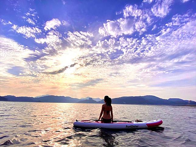 ▲划著SUP在日月潭看日出，是這幾年相當夯的活動（圖：珍棧民宿）